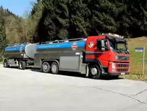 VOLVO FM-500 transportiert samt Hänger, die weisse Flüssigkeit von den Bauern zu den Milchverarbeitungsstätten;  150320