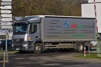 LKW Mercedes Benz Actros, wartet vor der Bahnschranke bis diese vollst�ndig ge�ffnet ist um die Bahnstrecke zu �berqueren. 02.2023

