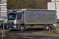 LKW Mercedes Benz Actros, wartet vor der Bahnschranke bis diese vollst�ndig ge�ffnet ist um die Bahnstrecke zu �berqueren. 02.2023

