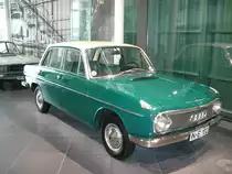 Auto Union F102, gebaut von 1964 bis 1966. Der F102 ist das letzte Modell einer langen Ahnengalerie, die einst mit dem DKW F 1 begann. Vor WW2 sind die DKW F-Modelle sehr erfolgreich. Danach kann sich ihr Antrieb nicht wirklich gegen den Viertaktmotor durchsetzen. Zu den schon bekannten Nachteilen kommen inzwischen auch Probleme mit der Haltbarkeit. Der Zweitaktmotor ist die  Achillesferse  der Auto Union. Denn die später folgenden Audis, wie der Audi 60, Audi 72 und Audi 75, sind doch dem F 102 optisch sehr ähnlich. Mit Viertaktmotor wird die Baureihe ein Erfolg. Angetrieben wird der Wagen von einem Dreizylinderreihenzweitaktmotor mit einem Hubraum von 1168 cm³ und einer Leistung von 60 PS. Audi Forum Ingolstadt. 