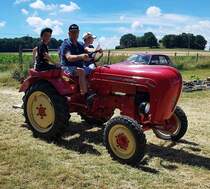 =Porsche Junior rollt zu seinem Standplatz beim Oldtimertreffen in Wisselsrod, 06-2022