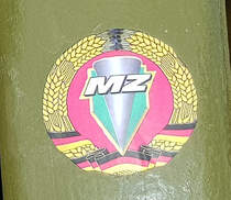 =Herstelleremblem der MZ, gesehen beim Oldtimertreffen in Wisselsrod, 06-2022