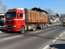 MAN, Rund-Holztransportsattel unterwegs auf der B124 bei Bad-Zell; 150319