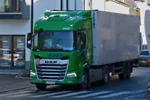 DAF 480 LKW mit Kastenaufbau, unterwegs zum nächsten Kunden. 02.2023