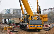 MOBI-HUB - Mobile-Hubtechnik Kranarbeiten und Transporte GmbH mit einem LIEBHERR LTM 6-Achser Fahrzeugkran im Einsatz beim Hochkranaufbau am 14.02.23 Nahe Bahnhof Berlin Hohenschönhausen.