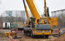 MOBI-HUB - Mobile-Hubtechnik Kranarbeiten und Transporte GmbH mit einem LIEBHERR LTM 6-Achser Fahrzeugkran im Einsatz beim Hochkranaufbau am 14.02.23 Nahe Bahnhof Berlin Hohenschönhausen.