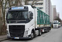 PETH Logistik e.K. aus Berlin mit einem Sattelzug mit VOLVO FH 500 EURO5 Zugmaschine und einem Hochkransegment beladen in einer Reihe von mehreren LKW die die Teile anliefern zum Hochkranaufbau am 14.02.23 Berlin Hohenschönhausen.