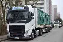PETH Logistik e.K. aus Berlin mit einem Sattelzug mit VOLVO FH 500 EURO5 Zugmaschine und einem Hochkransegment beladen in einer Reihe von mehreren LKW die die Teile anliefern zum Hochkranaufbau am 14.02.23 Berlin Hohenschönhausen.