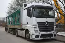 Eine Sattelzug aus Berlin mit einer MB ACTROS 1845 Zugmaschine und einem Hochkransegment beladen in einer Reihe von mehreren LKW die die Teile anliefern zum Hochkranaufbau am 14.02.23 Berlin Hohenschönhausen.
