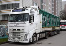 Simone Schmidt Spedition e.K. Inh. Thomas Schmidt  mit einem Sattelzug mit VOLVO FH  Zugmaschine und einem Hochkransegment beladen in einer Reihe von mehreren LKW die die Teile anliefern zum Hochkranaufbau am 14.02.23 Berlin Hohenschönhausen.