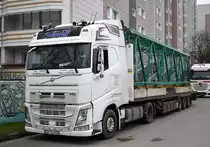 Simone Schmidt Spedition e.K. Inh. Thomas Schmidt  mit einem Sattelzug mit VOLVO FH  Zugmaschine und einem Hochkransegment beladen in einer Reihe von mehreren LKW die die Teile anliefern zum Hochkranaufbau am 14.02.23 Berlin Hohenschönhausen.