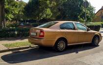 Rückansicht: Skoda Octavia in der Farbe  Atacama Beige  oder  #Bezova Atacama . Foto: 08.2021.