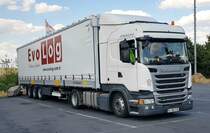 =Scania R 450-Sattelzug von EVOLOG rastet an der A 9, 07-2022