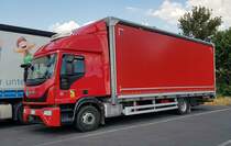 =Iveco mit Kastenaufbau steht auf einer Rastmöglichkeit an der A 9, 07-2022