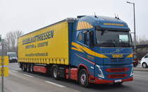 Spedition Wolfgang Matthiessen GmbH & Co. KG mit einem Sattelzug und neuer Volvo FH 460 i-Save Zugmaschine am 15.02.23 Berlin Marzahn.