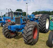 =Ford in der Restaurierungsphase, gesehen bei der Oldtimerausstellung in Uttrichshausen, 07-2022