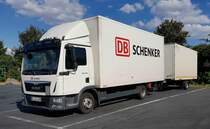 =MAN TGL-Hängerzug von DB SCHENKER rastet im Juli 2022 an der A 9