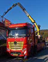Mercedes Benz Actros 3342, eines Dachdeckerbetriebes steht zum Entladen an einer Baustelle. 02.2023