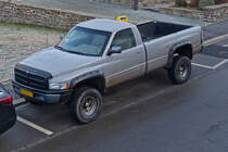 Dodge Ram, steht an einer tiefergelegenen Straße am Straßenrand. 02.2023