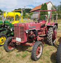 =IHC Farmall D 320, gesehen bei der Oldtimerausstellung in Uttrichshausen, 07-2022