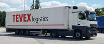 =MB Actros-Sattelzug von TEVEX-Logistics rastet an der A 9, 07-2022