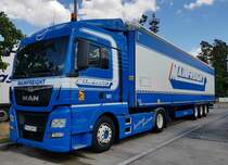 =MAN TGX-Kühlsattelzug der Spedition MAINFREIGHT steht im Juli auf dem Rasthof Werneck