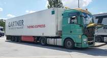 =MAN TGX-Kühlsattelzug der Spedition GARTNER steht im Juli auf dem Rasthof Werneck, 07-2022