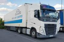 =Volvo 460-Sattelzug des Logistikers PISEK & HSF rastet im Juli 2022 an der A 9