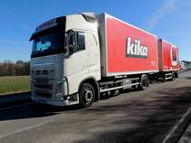 VOLVO FH-420 braust auf der nun abfallenden B143 zur nächsten Filiale in Aurolzmünster; 220210