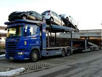 SCANIA G490, hat noch 3 PKW am Messegelände in Ried zum Abliefern; 220127