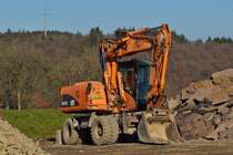 Radlader Caterpillar M 315C, aufgenommen an einer Sammelstelle für Straßenbauaushub. 02.2023