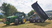 =John Deere 8245 R mit Dreiachskipper von Erdbau HELMER, gesehen bei der Oldtimerausstellung in Uttrichshausen, 07-2022
