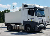 =MB Actros-Sattelzugmaschine der Spedition HEGELMANN steht im Juli auf dem Rasthof Werneck, 07-2022