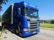 SCANIA R450 braust auf der B143 in Richtung Vöcklabruck; 220725