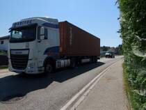 DAF-XF transportiert am Auflieger einen 40Fuß-Container auf der B143 in Richtung Schärding; 220725