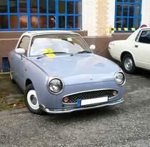 Nissan Figaro. Das Retromodell Figaro basiert auf dem Chassis des Nissan Micra und ist mit einem Vierzylinderreihenmotor mit Turbolader ausgerüstet, der 76 PS leistet. Im einzigen Produktionsjahr 1991 wurden genau 20.000 Autos dieses Typs produziert. Davon jeweils 5000 Autos in den Farbtönen emerald green, pale aqua, topaz mist und lapis grey, in der der gezeigte Wagen lackiert ist. Nippon Classic Days an der Borbecker Dampfbierbrauerei vor einigen Jahren.