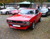 Toyota Celica Liftback GT der Baureihe TA23. Während das Celica Coupe bereits seit 1971 auf dem europäischen Markt verkauft wurde, stand die Liftback Variante erst ab 1976 bei den Händlern. Die überaus gelungene Fließheckvariante mit einer großen Heckklappe erinnerte an die frühen Ford-Mustang-Fastback-Modelle. Der Kunde konnte zwischen zwei Vierzylinderreihenmotoren wählen: 1588 cm³ mit 75 PS, 86 PS oder 108 PS bzw. 1968 cm³ mit 120 PS. Der gezeigte GT war ausstattungstechnisch das sportlichste Modell. Nippon Classic Days an der Borbecker Dampfbierbrauerei vor einigen Jahren.