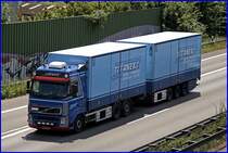 VOLVO FH12 460PS der TITANEX B.V. aus den Niederlanden. Eingesetzt werden Lkw&acute;s der Marken DAF, Scania und Volvo. T�gliche Ziele sind z.B Kassel, Chemnitz,Bautzen, Hof oder G�rlitz. Daneben finden gelegentliche Fahrten von und nach Italien, Frankreich, Spanien, Portugal und D�nemark statt. Tehrmo- und Luftfracht geh�ren zu den Aufgaben. Man beachte das der Anh�nger und der Lkw 3 Achsen besitzen...
