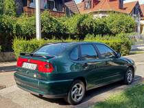 Rückansicht: grüner Seat Córdoba. August, 2021.