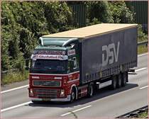 ERIK MOLDT: Dieser auff�llige Volvo FH12 460PS(?)der d�nischen Spedition ERIK MOLDT aus Skodsb�l ist bei Herne mit einem ebenfalls aus D�nemark stammenden DSV Trailer unterwegs. Die Spedition ERIK MOLDT ist mit ca. 68 Fahrzeugen in ganz Europa untewegs, vor allem in Deutschland, Frankreich und Italien.
An Lkw&acute;s werden Volvo FH, FH12 420 und 460PS und Scania 420 bzw. R500 eingesetzt
