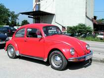 VW-K�fer in sch�n leuchtender roter Farbe steht am Parkplatz des Bhf. Marchtrenk;090525