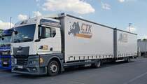 =MAN-Hängerzug von CTK-Logistics rastet auf dem Autohof Werneck im Juli 2022
