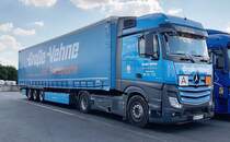 =MB Actros von GROßE VEHNE steht auf einer Rastanlage an der A 70, 06-2022 