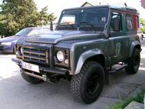 LandRover-DEFENDER mit Deutschem Kennzeichen am Bahnhofparkplatz in Marchtrenk; 090525