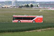 Ein Stuttgarter Flughafen Feuerwehrbus auf einer Seitenstra�e am Zaun nahe Filderstadt. (30.05.2009)
