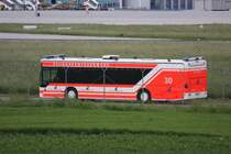 Ein Stuttgarter Flughafen Feuerwehrbus auf einer Seitenstra�e am Zaun nahe Filderstadt. (30.05.2009)
