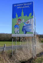 am Ortseingang von Freiburg steht zwischen Straße und Radweg das Schild  Wir nehmen Rücksicht aufeinander , die Realität sieht leider anders aus!, Feb.2023 