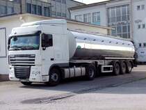 DAF_XF105.460 aus Tschechien verweilt �ber die Pfingstfeiertage in einer Seiteneinfahrt der Molkerei in Ried i.I.; 090531