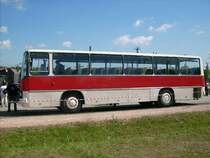 Ikarus 255 aus der Seitenperpecktiefe auf der neuen Ortsumgehung von Werdau, auf der das diesj�hrige oldtimertreffen stattfand