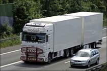 DAF XF95.430(?) ist mit Bullenf�nger und Lampenb�gel ausgestattet. (30.05.2009)
